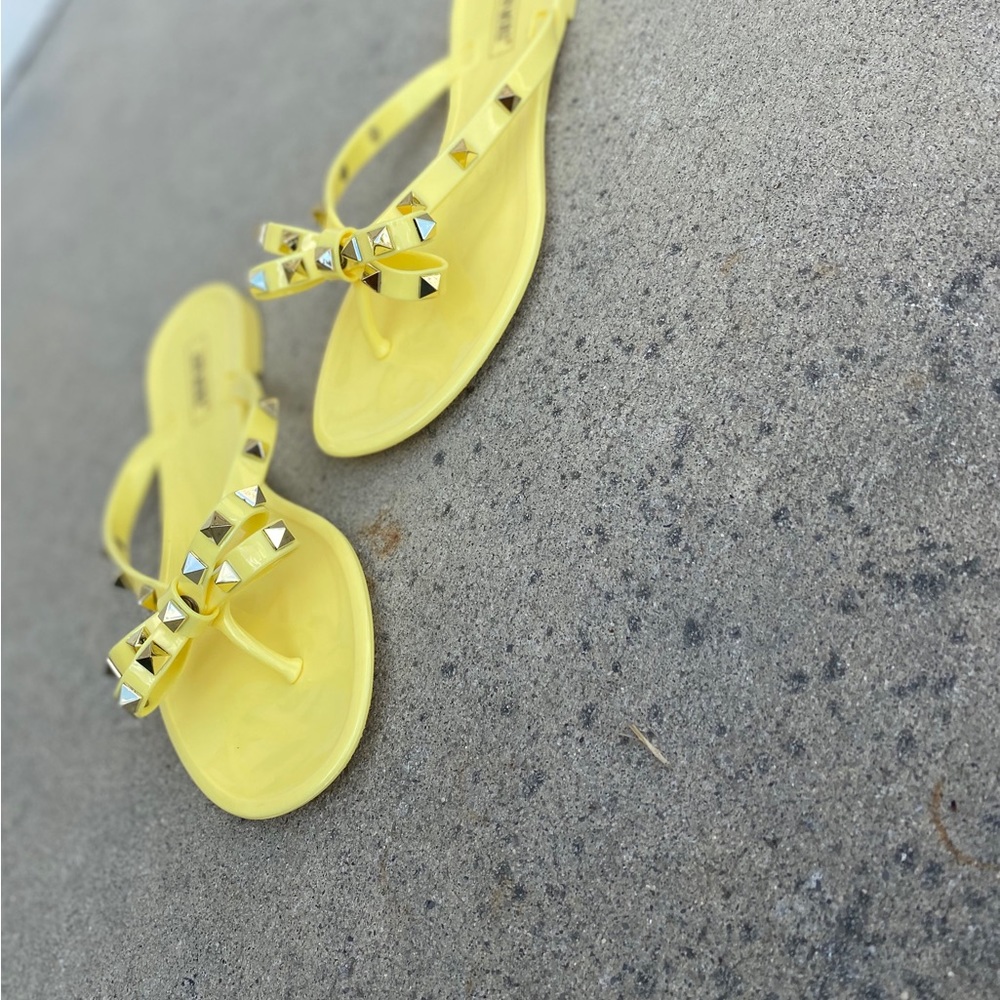 These jelly material studded sandals are perfect for a chic stylish look